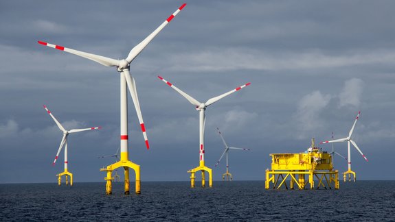 Wind turbines on the ocean with coating of wind turbine plain bearings by Laserline diode lasers