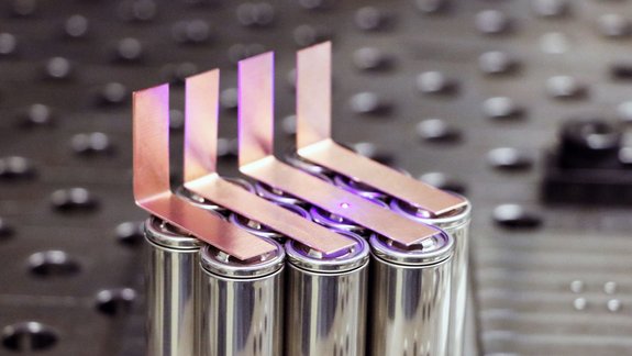 Batteries with copper panels for efficient copper welding of contacts using blue diode lasers by Laserline diode lasers