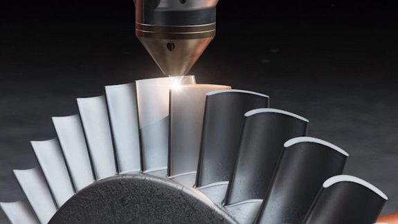 Close-up of laser additive manufacturing on a turbine blade by Laserline diode lasers