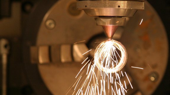 Laser cutting with the LDM beam converter on a circular metal by Laserline diode lasers