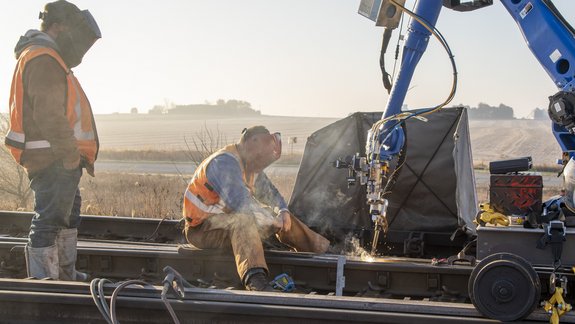 Mobile laser unit upon repair of the railway lines with additive cladding by Laserline diode lasers